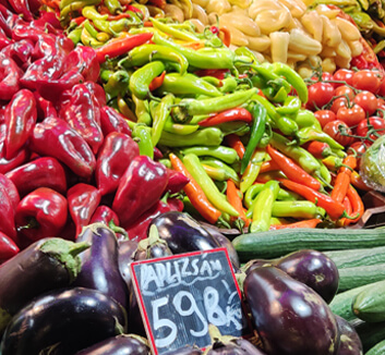 Ungarische Spezialitäten - Paprika, Salami und lokale Köstlichkeiten in der Markthalle